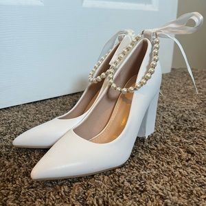 White chunk heel with pearl